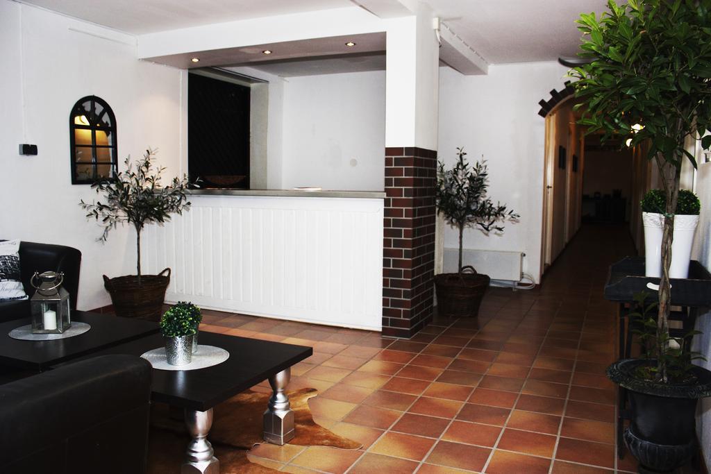 Bed & Breakfast 33 *